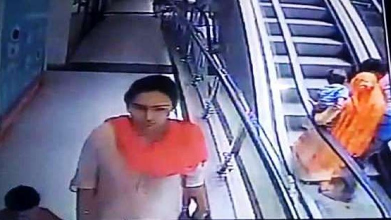 Çifti shpërqendrohet duke bërë selfie në shkallët elektrike, vajza 10-muajshe rrëshqet nga dora e nënës dhe humb jetën (Video, +18)