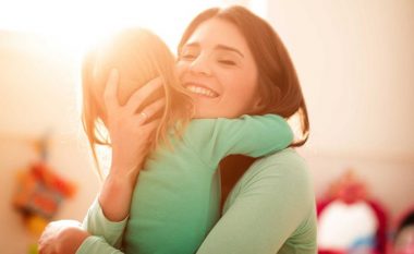 Katër arsye se përse duhet ta përqafoni fëmijën tuaj çdo ditë
