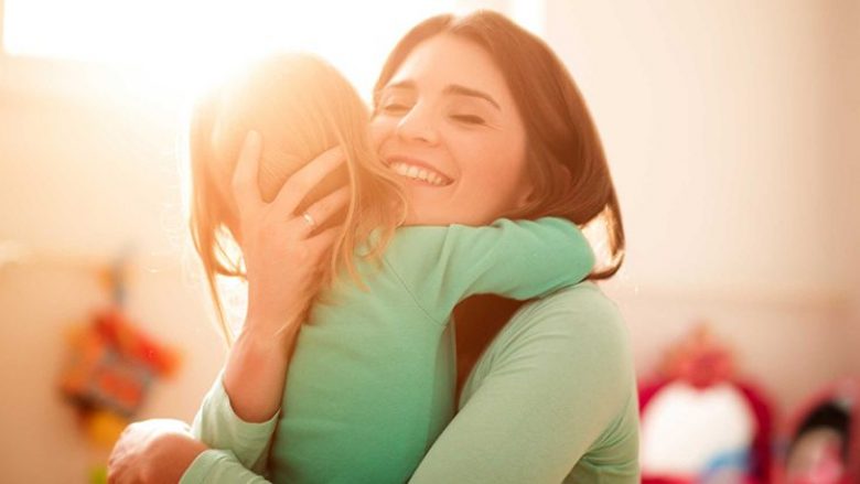 Katër arsye se përse duhet ta përqafoni fëmijën tuaj çdo ditë
