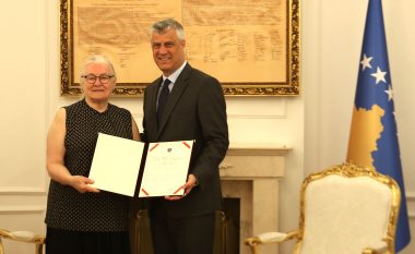 Presidenti dekoroi antropologen Bertit Backer me Medaljen Presidenciale Jubilare