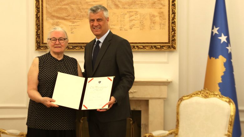 Presidenti dekoroi antropologen Bertit Backer me Medaljen Presidenciale Jubilare