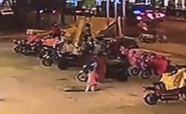 Gjashtëvjeçarja bie në gropë në qendër të qytetit, kalimtarët e rastit e shpëtojnë në momentin më kritik (Video)