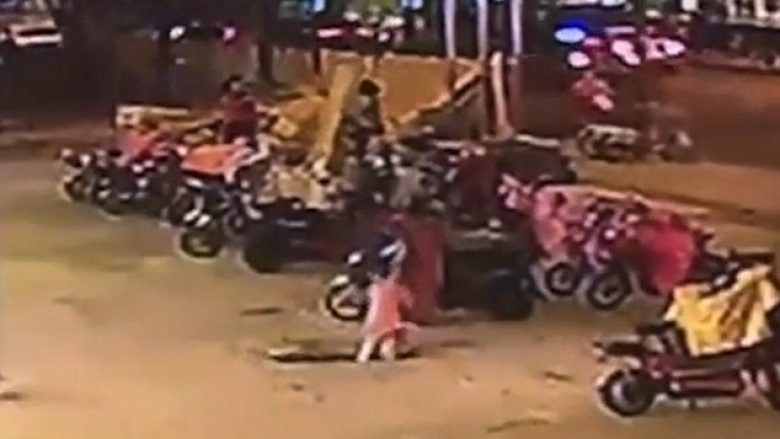 Gjashtëvjeçarja bie në gropë në qendër të qytetit, kalimtarët e rastit e shpëtojnë në momentin më kritik (Video)