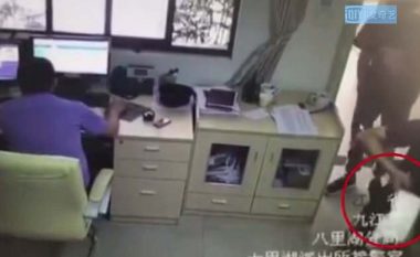 E ftuan në stacionin policor për ta zgjidhur një mosmarrëveshje me ish-gruan, burri nxjerr thikën dhe i vërsulet (Video)