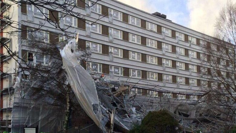 Erërat e forta rrezikuan 12 shqiptarë që po punonin në një ndërtesë në Goteborg (Video)