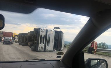 Aksident në Glloboçicë, rrokulliset një kamion (Foto)