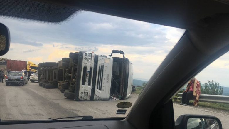 Aksident në Glloboçicë, rrokulliset një kamion (Foto)