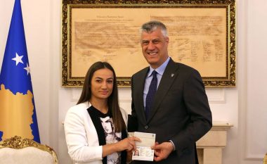 Presidenti Thaçi ia dorëzon pasaportën diplomatike kampiones Majlinda Kelmendi 