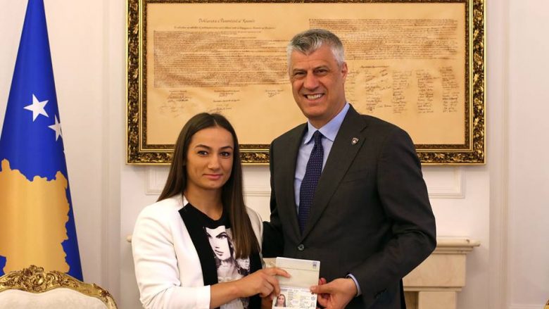 Presidenti Thaçi ia dorëzon pasaportën diplomatike kampiones Majlinda Kelmendi 
