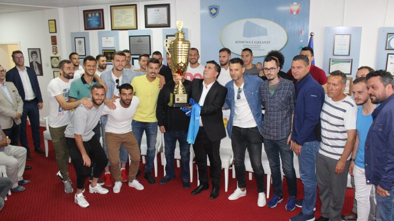 Lutfi Haziri takon skuadrën e Dritës që u shpall kampion i Kosovës