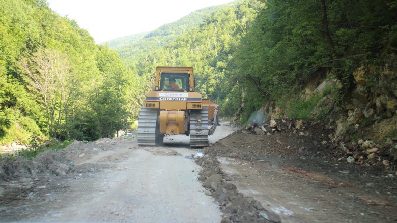 Kisha serbe tenton t’i ndal punimet në rrugën Deçan – Plavë (Video)