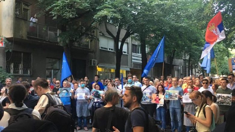 Radikalët serb nisin protestën kundër festivalit “Mirëdita, Dobar dan” (Video)