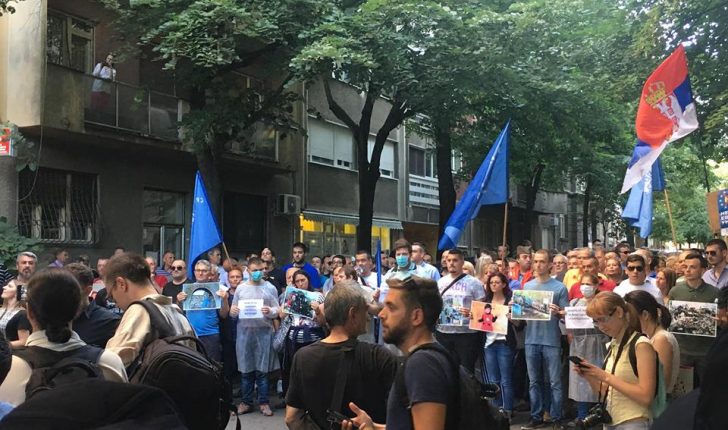 Radikalët serb nisin protestën kundër festivalit “Mirëdita, Dobar dan” (Video)
