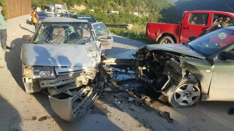 Katër persona të lënduar nga aksidenti në magjistralen Kaçanik- Hani i Elezit (Foto)