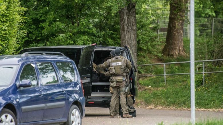 Policia gjermane arreston shqiptarin, dyshohet se i mbante të ngujuar familjen nën kërcënim