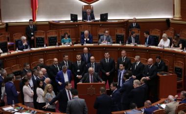 Opozita bllokon foltoren, ndërpritet për të tretën herë seanca e Kuvendit