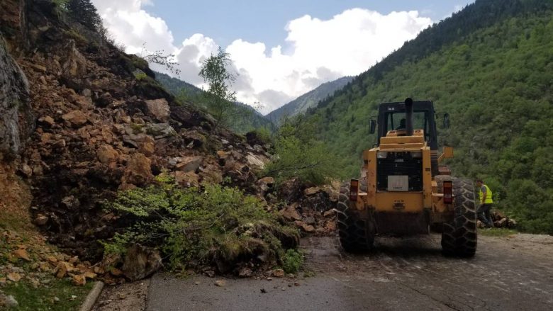 Rrëshqitjet e dheut mbyllin për qarkullim rrugën Pejë-Kullë (Video)