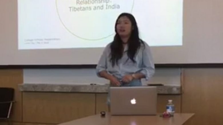 U kritikua nga profesoresha për pantallonat e shkurtra, studentja amerikane i hoqi edhe ato (Video,+16)