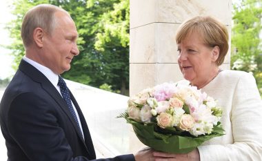 Vizita e Merkel në Rusi, Putin e pret me një buqetë lulesh (Video)