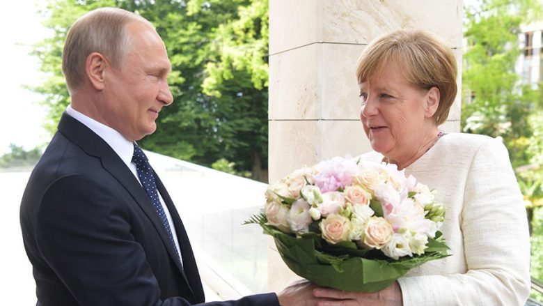 Vizita e Merkel në Rusi, Putin e pret me një buqetë lulesh (Video)