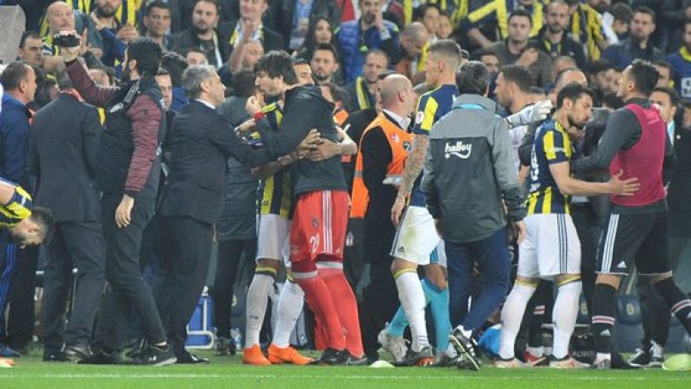Megjithëse iu sulmuan lojtarët e klubit, Besiktas e humb në tavolinë takimin e ndërprerë kundër Fenerbahçes