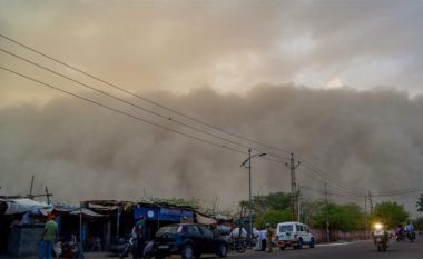 Stuhia e rërës bën kërdi në Indi, mbi 20 të vdekur (VIDEO)