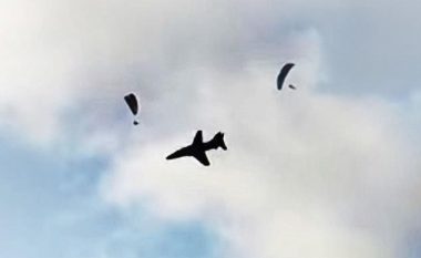 Aeroplani ushtarak fluturoi me 550 kilometra në orë, vetëm 30 metra poshtë parashutistëve (Video)