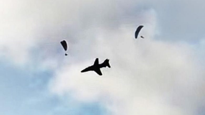 Aeroplani ushtarak fluturoi me 550 kilometra në orë, vetëm 30 metra poshtë parashutistëve (Video)