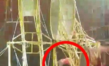 Akrobati humbi kontrollin dhe ra nga dhjetë metra lartësi, para publikut të cirkut (Video, +16)