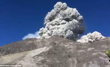 Alpinistët po përgatisnin mëngjesin, kur mbi kokat e tyre shpërtheu vullkani (Video)
