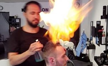 Berberi përdor teknikën e vjetër të heqjes së morrave, për t’ju shkurtuar flokët klientëve (Video)