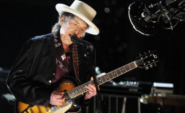 Kitara elektrike e Bob Dylanit shitet për gjysmë milioni dollarë