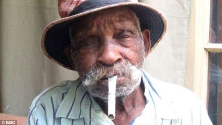 Burri ‘më i vjetër në botë’, dëshiron ta lë duhanin në moshën 114-vjeçare (Foto)