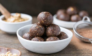 Toptha çokollate nga kikiriku dhe bajamet për adhuruesit e ushqimit të shëndetshëm