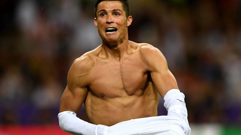 Ronaldo: Festoj me fanellë zhveshur sepse e dashura më thotë se jam ‘hot’