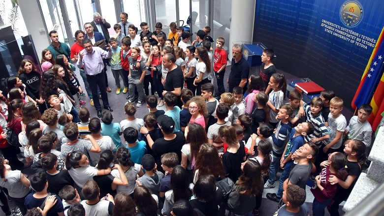 Nxënës filloristë nga Kumanova e vizituan Universitetin e Tetovës