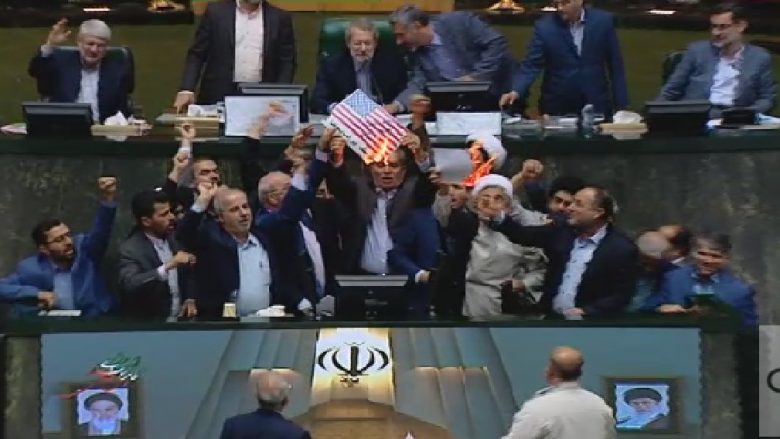 Parlamenti iranian djeg flamurin amerikan pas vendimit për paktin bërthamor