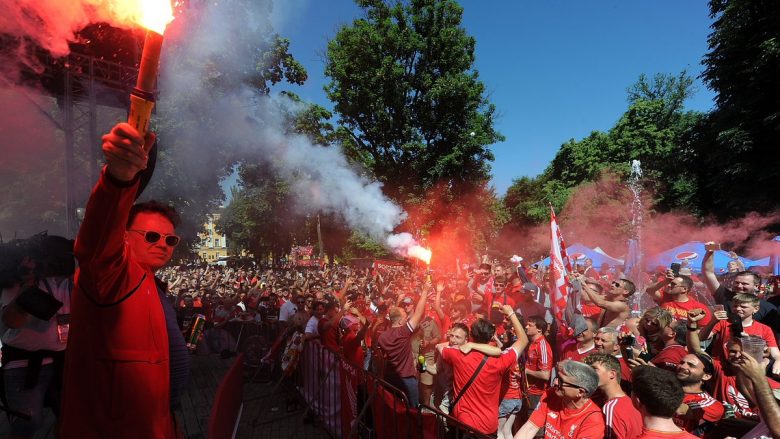 Rrugët e Kievit ngjyrosen me ngjyrë të kuqe, tifozët e Liverpoolit pushtojnë qytetin para finales