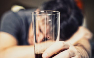 Dëmet që alkooli ia shkakton mëlçisë: Dallimi shqetësues mes organit normal dhe të atij që e tepron me pijen