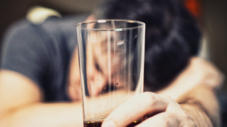 Dëmet që alkooli ia shkakton mëlçisë: Dallimi shqetësues mes organit normal dhe të atij që e tepron me pijen