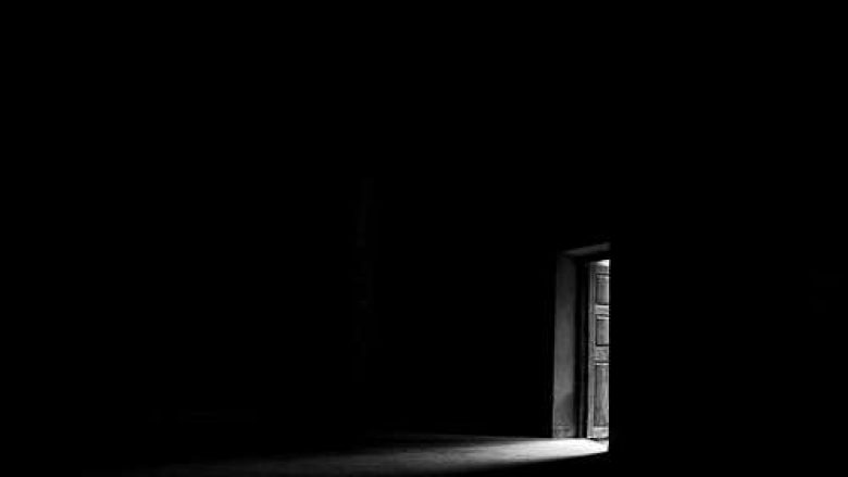 Dera përplasej vetë para se në dhomë të shfaqej një hije misterioze (Video)