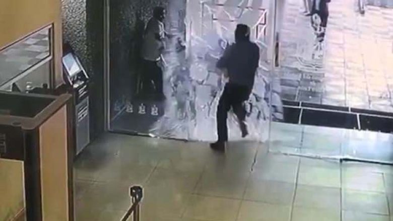 Dera e xhamit u kthye në copëza, pas përplasjes së fuqishme të një punëtori (Video)