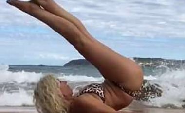 Entuziastja e jogës u befasua keq gjatë ushtrimeve në bregdet (Video)
