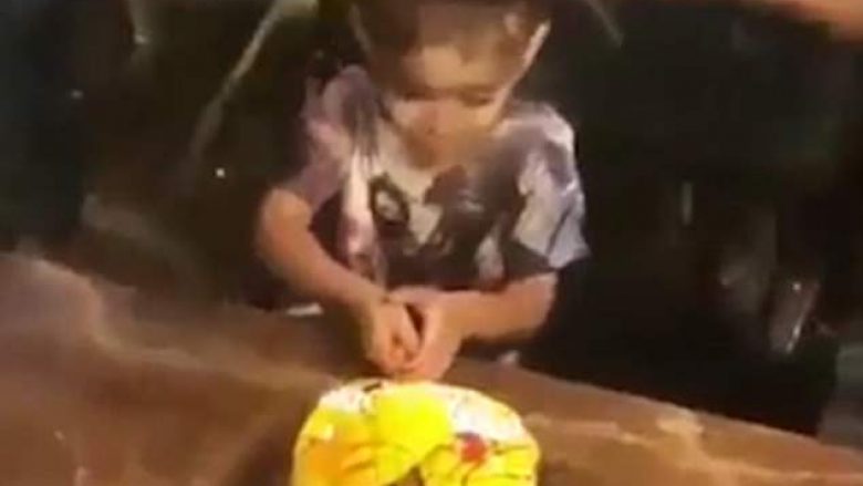 Fëmijës që festonte ditëlindjen, i hodhën vezë dhe ia zhytën fytyrën me tortë (Video)