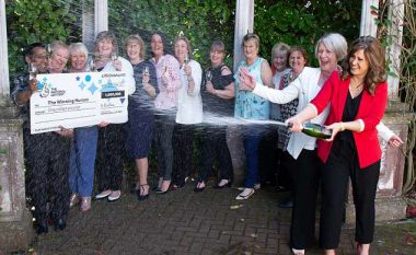 Fituan një milion funte në lotari, infermieret u kthyen sërish te pacientët (Foto)