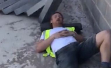 Fjeti sërish në punë, kolegu e zgjoi ‘pa dashje’ duke i shkaktuar shumë dhimbje (Video)