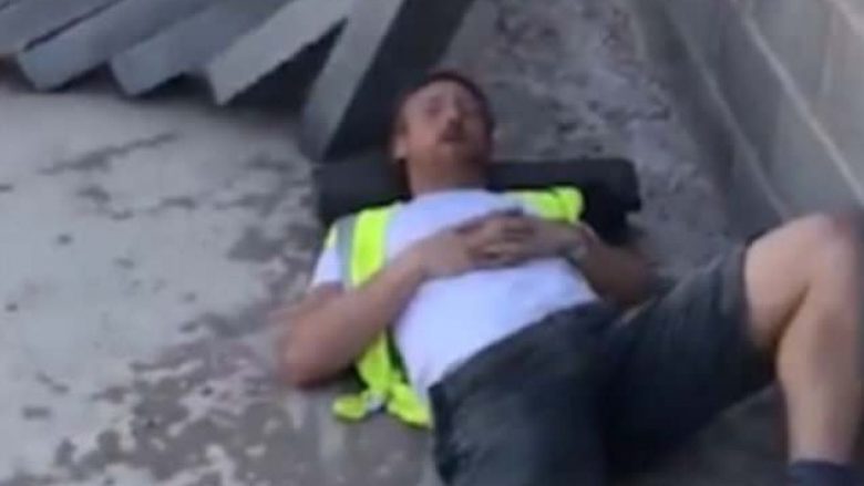 Fjeti sërish në punë, kolegu e zgjoi ‘pa dashje’ duke i shkaktuar shumë dhimbje (Video)