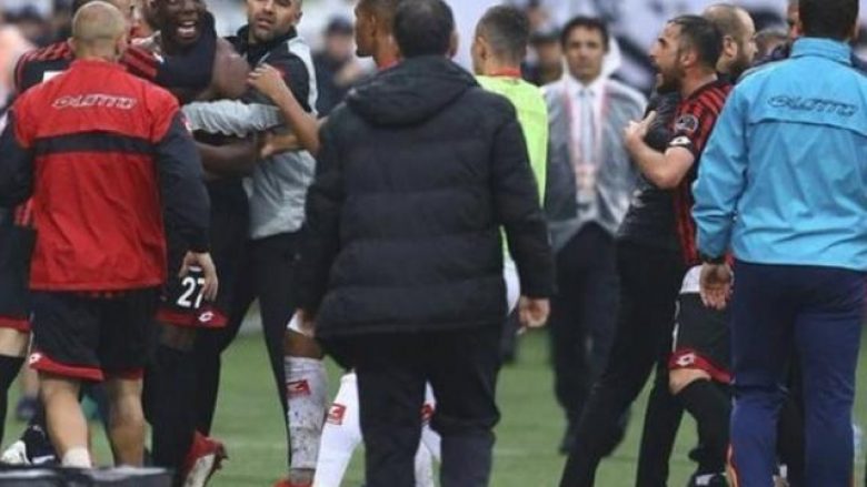 Vëllai i Pogbas shkakton skandal në Turqi – Skuadra duke humbur dhe rrezikuar rënien, ai del nga fusha por sulmohet nga bashkëlojtarët