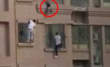 Fqinjët u ngjitën duarthatë nëpër fasadën e ndërtesës, për të shpëtuar fëmijën që kishte dalë përjashta rrethojave të ballkonit në katin e katërt (Video)
