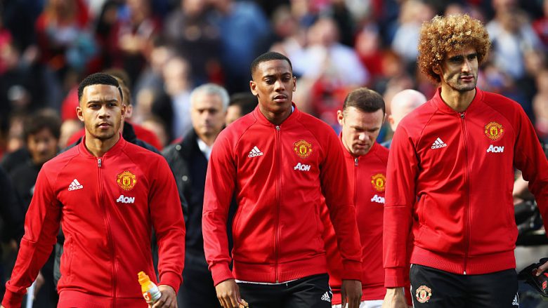 MANCHESTER, ENGLAND - OCTOBER 02:  (L/R) Memphis Depay of Manchester United, Anthony Martial of Manchester United, Marouane Fellaini of Manchester United make their way to the bench to take their seats for the match during the Premier League match between Manchester United and Stoke City at Old Trafford on October 2, 2016 in Manchester, England.  (Photo by Clive Brunskill/Getty Images)